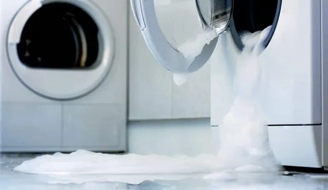 течет вода из под дверцы стиральной машины Электролюкс